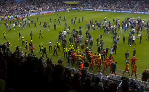 Navijači uletjeli na teren i tukli gostujuće fudbalere koji su slavili opstanak