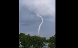 Da li ovako izgleda tornado: Pogledajte snimak iz Srbije