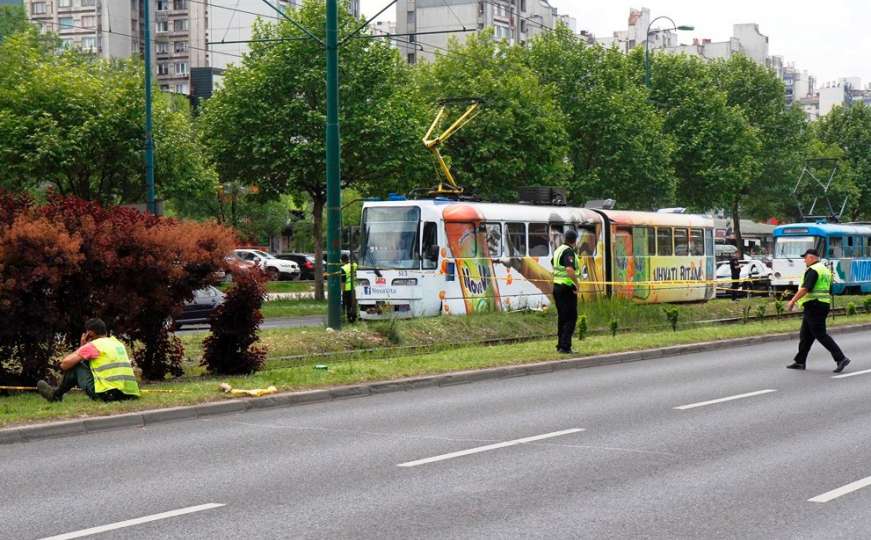 Povrijeđeni muškarac izvučen ispod tramvaja