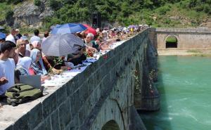 S mosta u Drinu bačeno 3.000 ruža za 3.000 ubijenih