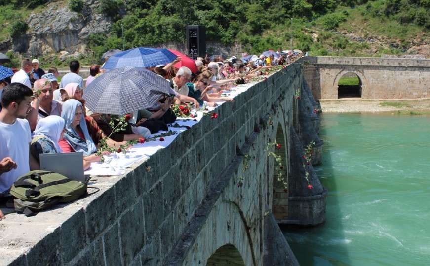 S mosta u Drinu bačeno 3.000 ruža za 3.000 ubijenih