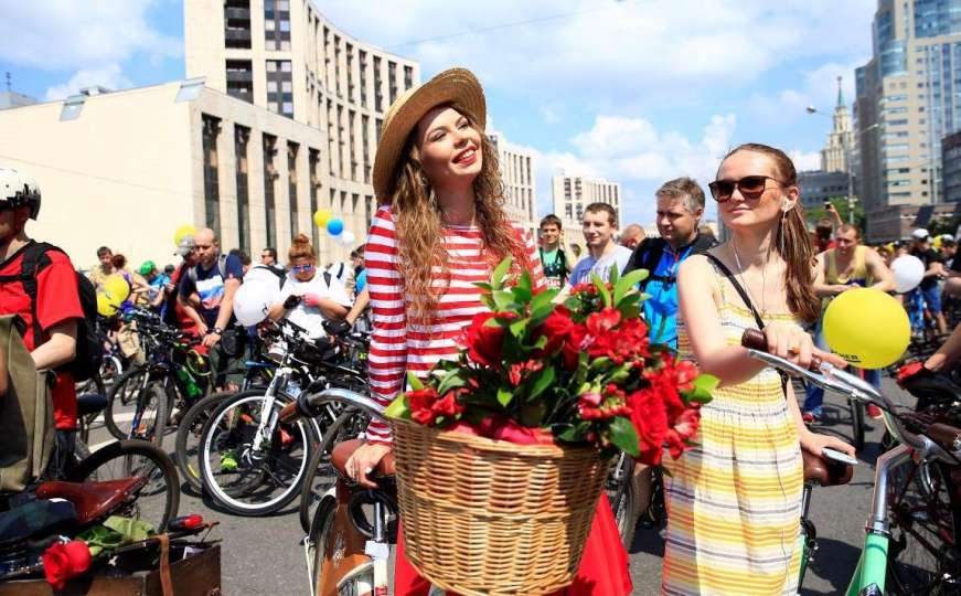 Pogledajte lijepe Ruskinje na biciklijadi koja je okupila 30.000 učesnika