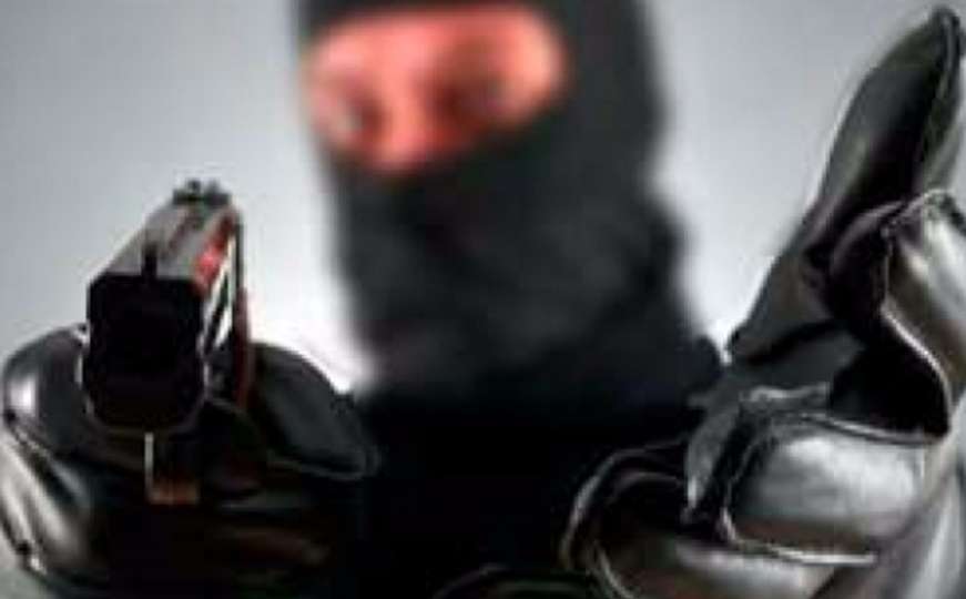 Maskirani razbojnik uz prijetnju pištoljem od radnika oteo električnu bušilicu