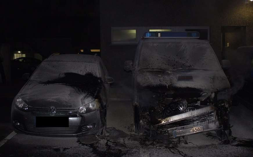 Dortmund: U noći zapaljena dva policijska automobila ispred stanice