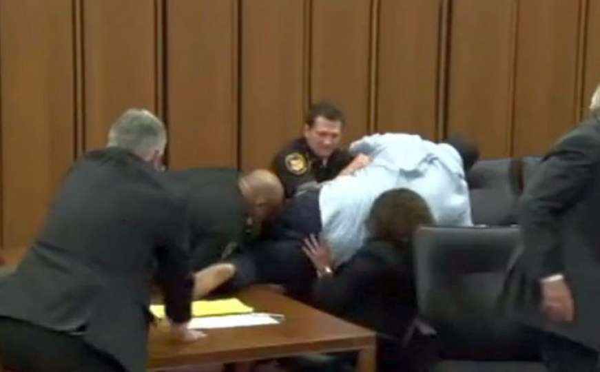 Potresan snimak: Otac u sudnici napao psihopatu koji mu je ubio kćer