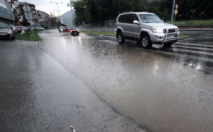 Kiša i grmljavina: Poplavljene ulice Zenice