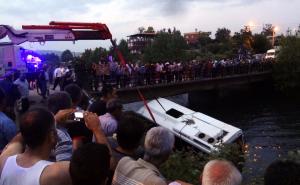 Autobus pao u kanal, poginulo 12 osoba 