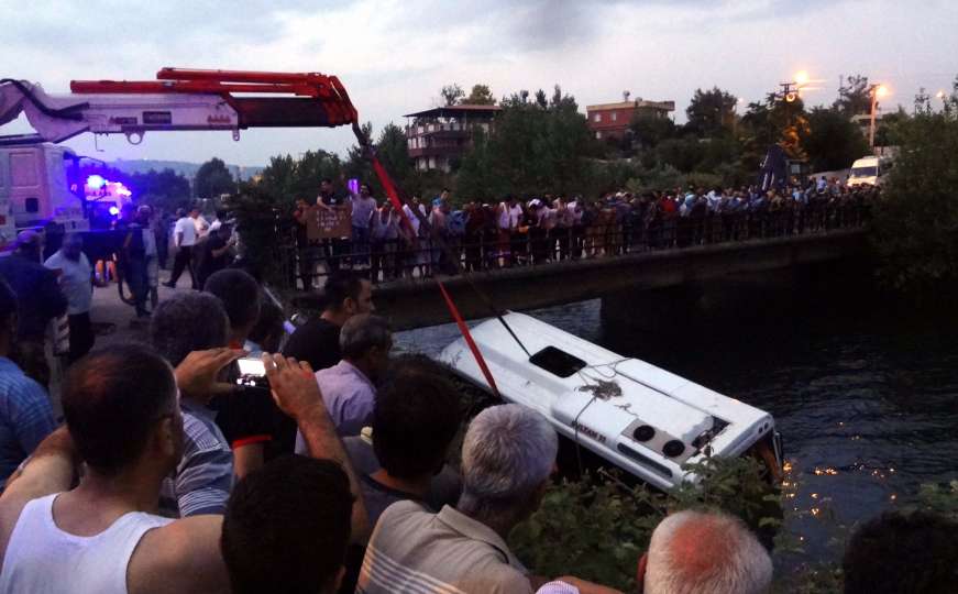 Autobus pao u kanal, poginulo 12 osoba 