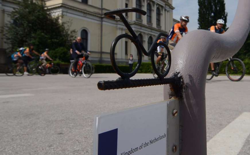 Otvoreno parkiralište za bicikle ispred Zemaljskog muzeja BiH