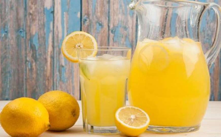 Zašto biste se večeras trebali omrsiti limunadom?