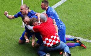 Navijač Hrvatske nakon gola utrčao na teren i grlio Modrića