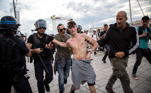 Englezima zatvorske kazne dok Rusi uživaju na plažama i spremaju nove akcije