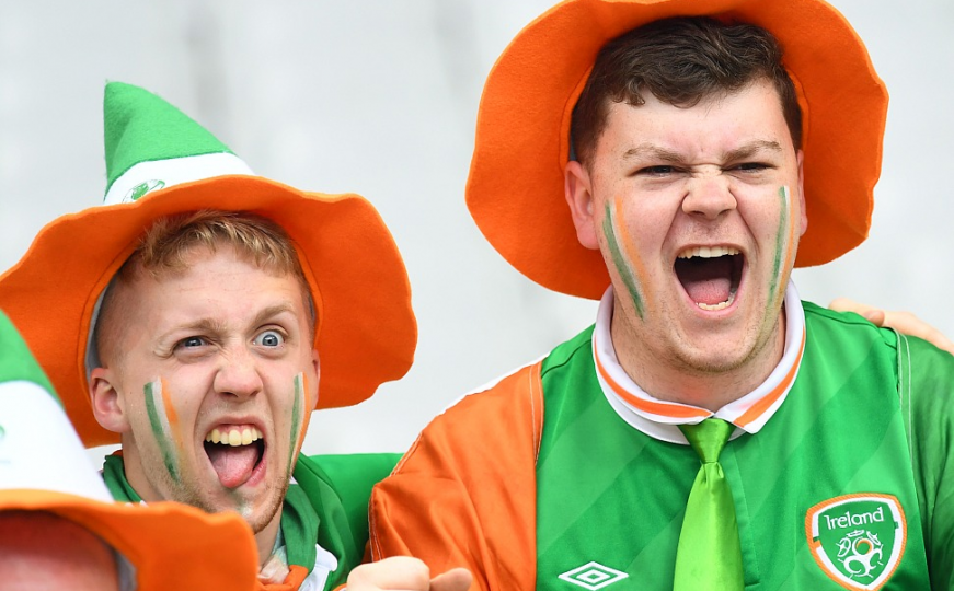 Šokantno: Irski navijači mijenjali gumu penzioneru u Francuskoj