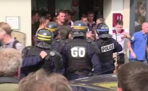 Novi snimci sukoba u Francuskoj: Policija suzavcem na navijače