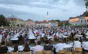 Uz dove: Na Trgu Slobode iftarilo 2.000 postača