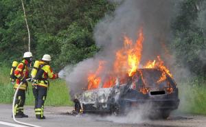Fiat Marea izgorjela tokom vožnje: Vozač uspio na vrijeme izaći
