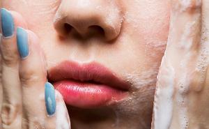Pet stvari koje sigurno krivo radite dok čistite lice