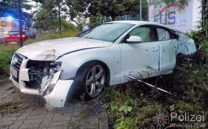 Slupan Audi A5: Vozio pijan, bez dozvole, bježao policiji, tražio lažni alibi