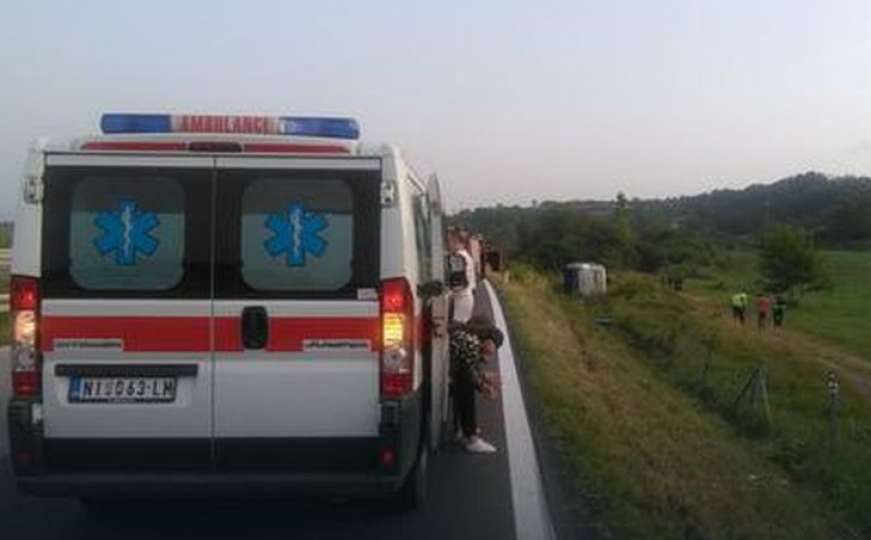 Stravičan udes u Srbiji: Autobus s turistima sletio s puta, ima poginulih