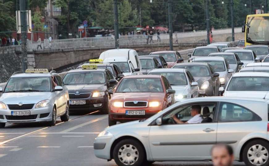 U osam sarajevskih ulica obustava saobraćaja
