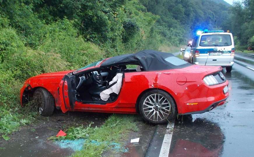 Dao 17-godišnjem sinu da vozi Ford Mustang: Evo kako su završili na kiši
