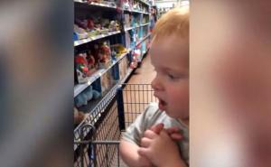 Dječak prvi put u prodavnici s igračkama i ne može se obuzdati