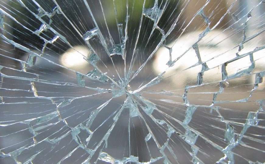 Novi napad: Polupao prozorsko staklo u policijskoj stanici 