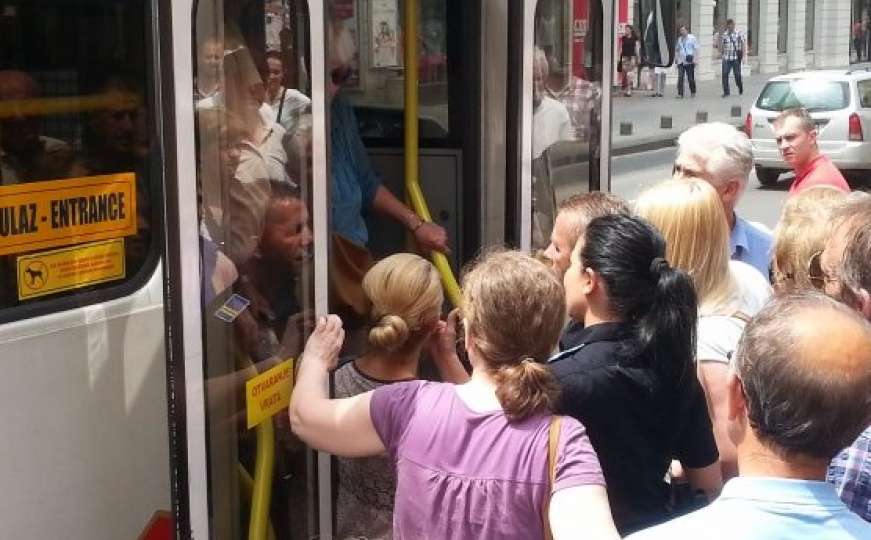 Sarajevo: Građani savladali ženu koja je krala u tramvaju