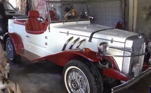 Palestinski oldtimer mami poglede po Gazi