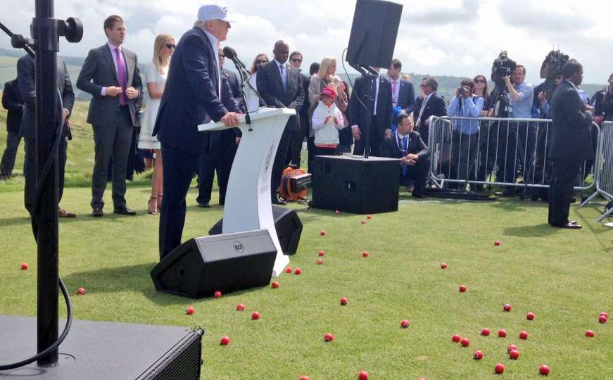 Pogledajte novi cirkus s Trumpom: Bacali mu golf loptice s kukastim krstom