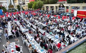 Tradicija: I na najprometnijim ulicama organizuju se iftari za postače