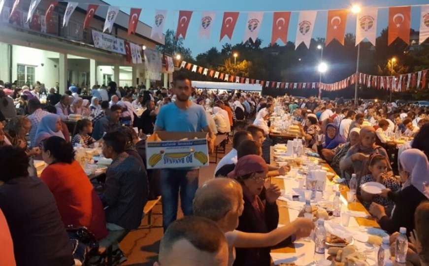 Tradicionalni iftar u Cazinu okupio preko dvije hiljade ljudi