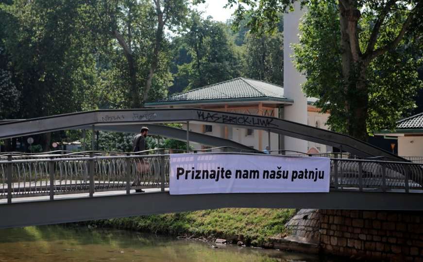 Transparenti bivših logoraša na devet sarajevskih mostova