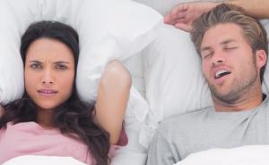 Pet načina kako najlakše smanjiti hrkanje