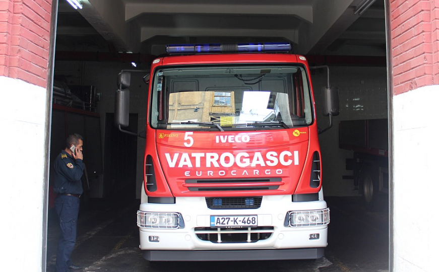 Požar u sarajevskoj ulici: Sedam vatrogasaca gasilo vatru