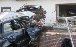 Izgubila kontrolu: Mercedesom probila kamenu ogradu i zabila se u zid kuće 