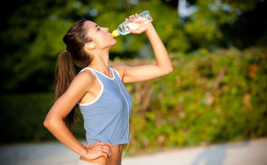 Evo zašto ne treba piti iz iste plastične flaše više puta
