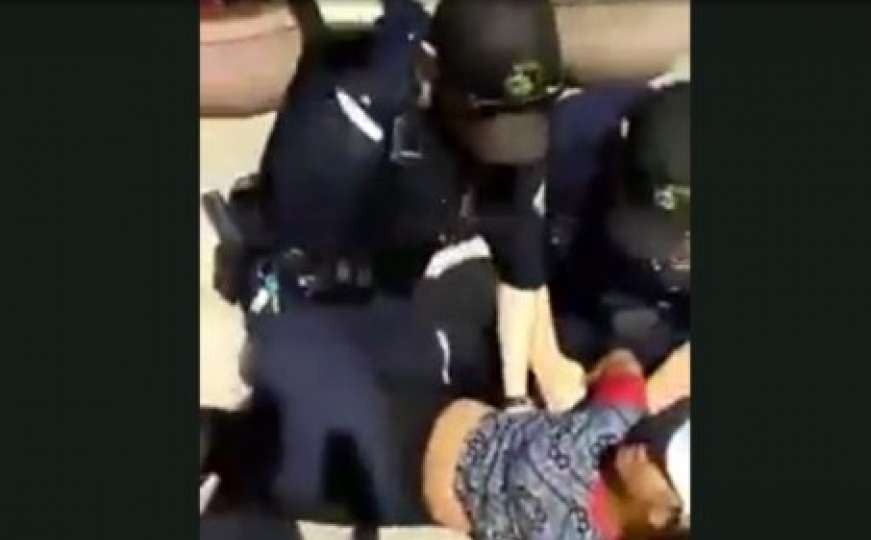Šokantni snimci: Policajci brutalno pretukli tinejdžerku