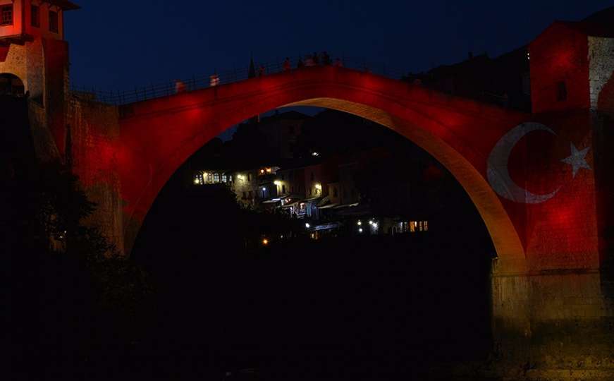 I Stari most u bojama turske zastave