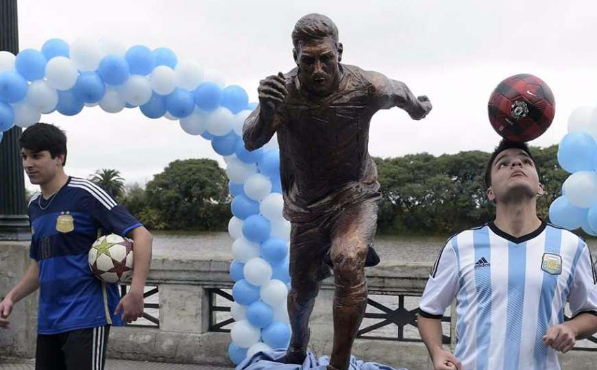 Messi dobio statuu u Buenos Airesu: Molimo te, ostani...