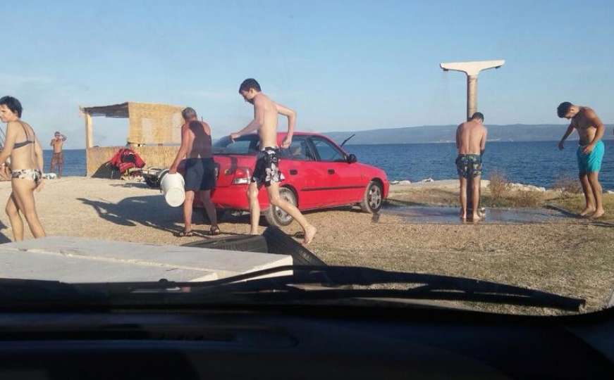 Parkirao auto na plažu - i oprao ga