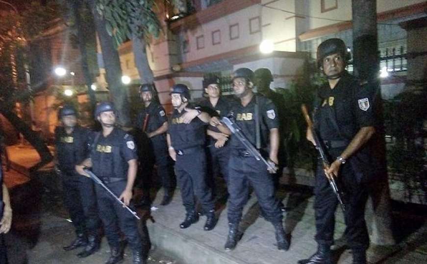 U glavnom gradu Bangladeša devet napadača uzelo taoce