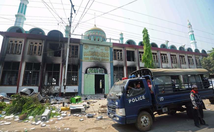 Policija nemoćna: 150 radikalnih budista zapalilo džamiju