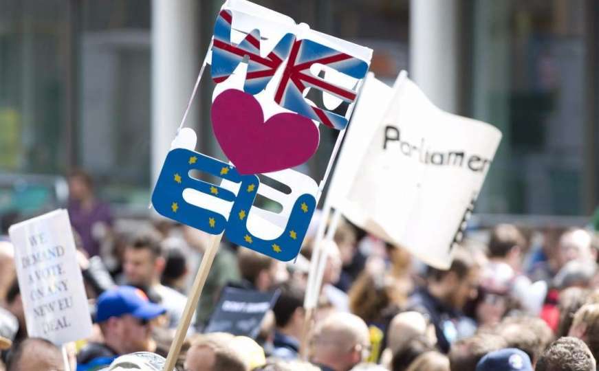 Hiljade ljudi protiv Brexita: 'Šta da radimo? Da ostanemo u EU!'