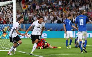 Njemačka vodi: Özil zakucao loptu u mrežu iza Buffona!