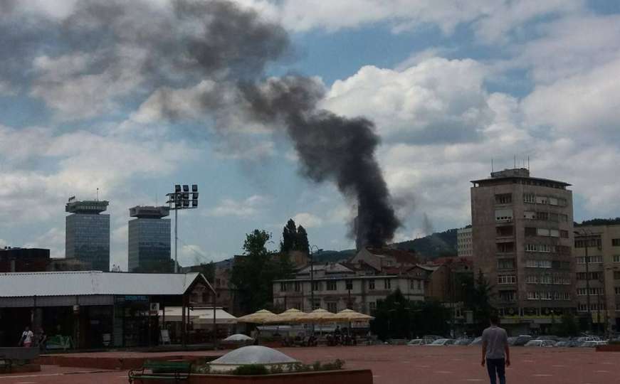 Požar u centru Sarajeva: Dvije ekipe vatrogasaca na licu mjesta