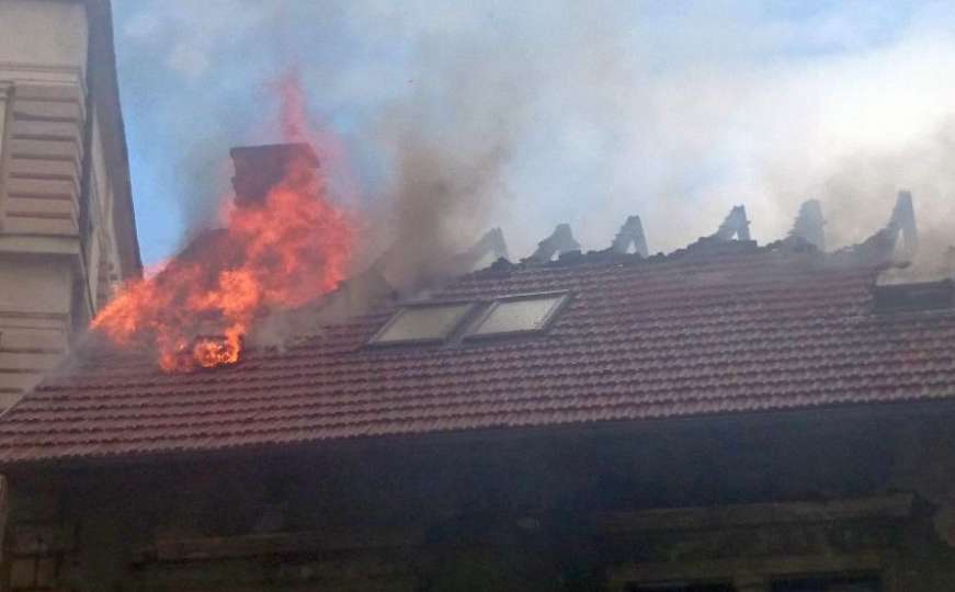 Požar u Sarajevu: Srušio se krov u ul. Đoke Mazalića, spašena dva vatrogasca