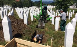 Potočari danas: Pripreme za dženazu i ukop 127 žrtava