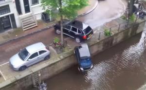Pogledajte kako ukradeni Cayenne odgurne Smart u kanal