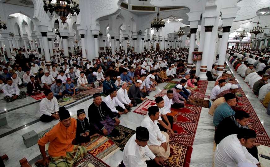 Muslimani i jutros klanjali bajram-namaz: Pune džamije, dvorišta, ulice...